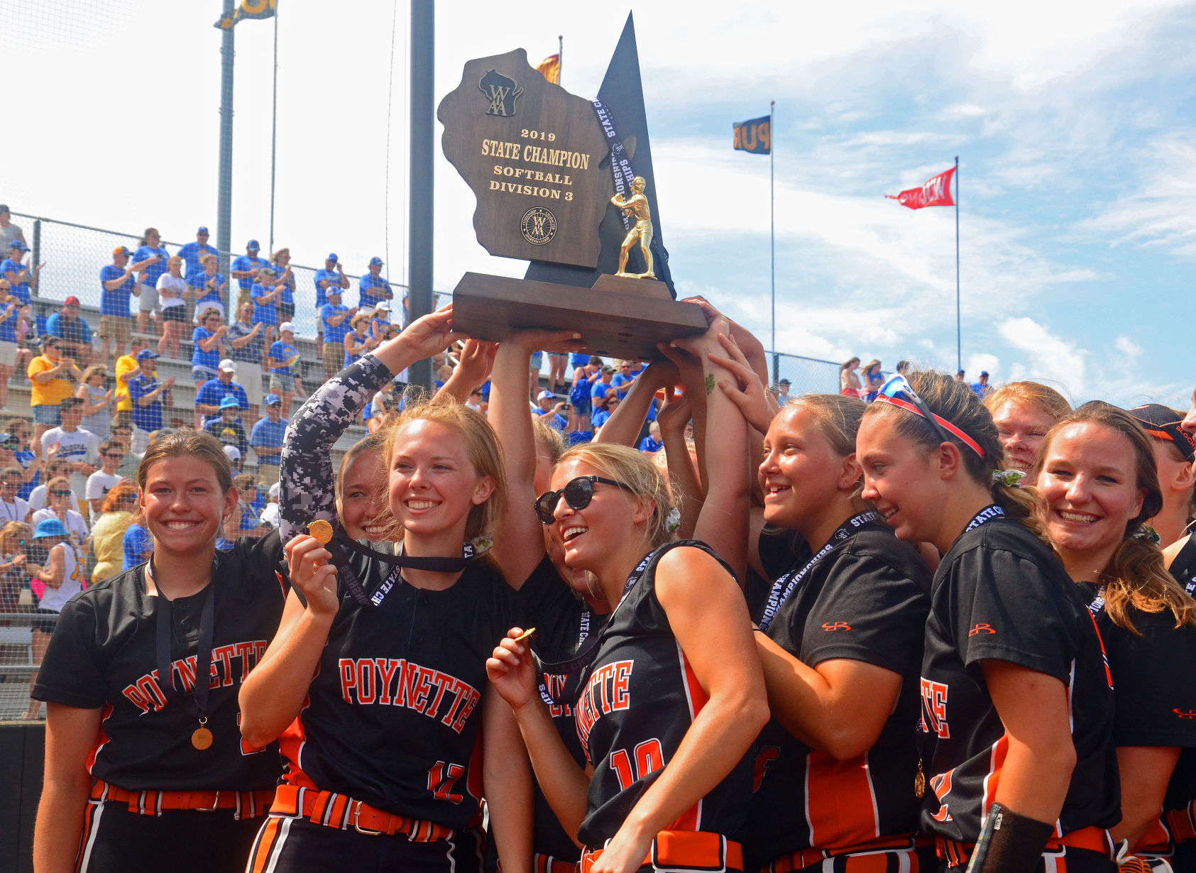 Poynette hoists trophy